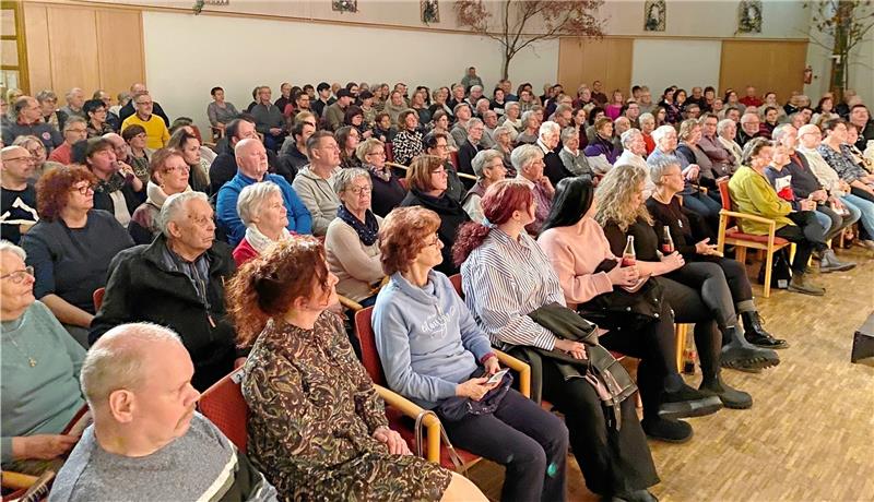 Die Mixpickels präsentieren ihr neues Stück in Altenau Der Saal im Kurgastzentrum ist zur Premiere am Freitagabend ausverkauft. Foto: Nachtweyh