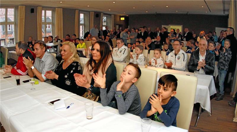 VfL Oker zieht das Traumlos Der Saal im Restaurant „Schiefer“ ist bei der Ziehung der Mannschaften gut gefüllt. Wenn eine Gruppe vollständig ausgelost ist, gibt es Applaus.