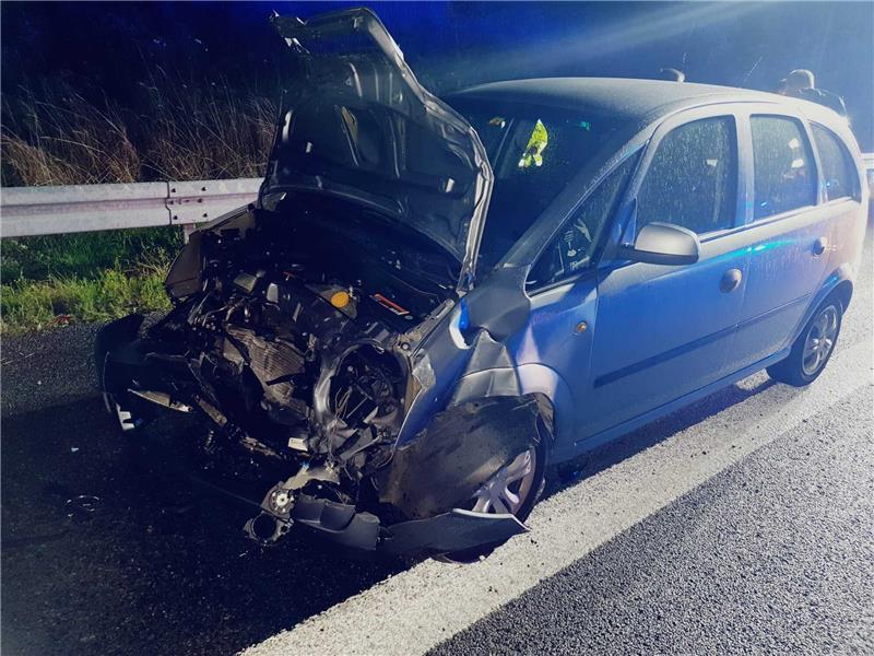 A7 bei Bockenem: Schweizer prallt mit Pkw auf Pferdeanhänger Der Sachschaden beläuft sich auf knapp 30.000 Euro. Foto: Feuerwehr Rhüden