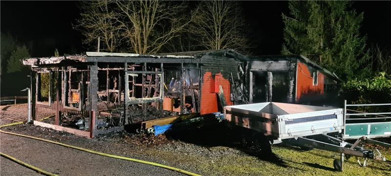 Derneburg: Feuerteufel auf dem Campingplatz? Der Sachschaden kann laut Polizei noch nicht beziffert werden. Foto: Feuerwehr Holle