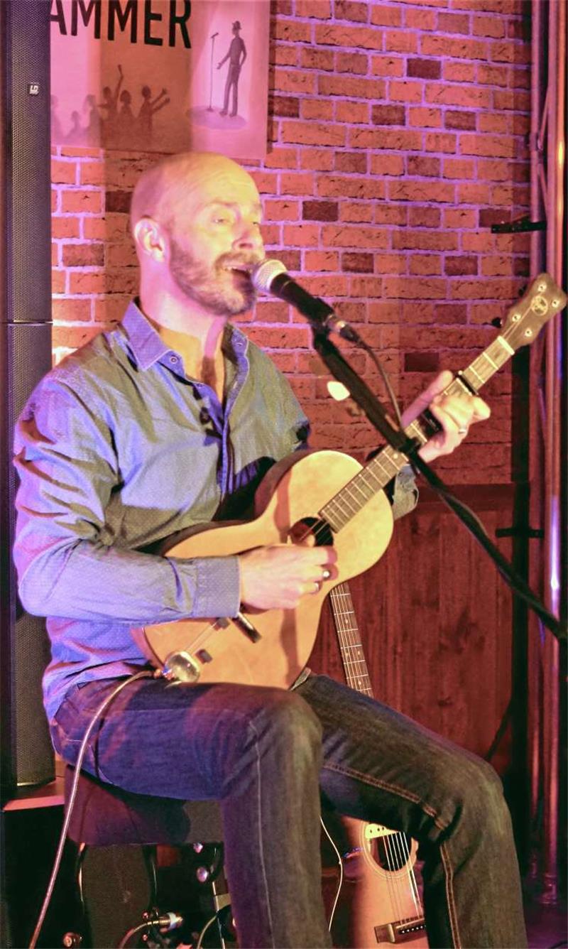 Locker-leichtes mit frivolen Spitzen Der Sänger und Songschreiber Jon Flemming Olsen philosophiert auf der Bühne der Lautenthaler „Wunderkammer“. Foto: Dürich