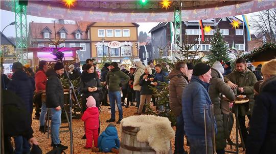 Viele Menschen auf einem Weihnachtsmarkt. Der „Sagenhafte Wintermarkt“ auf der „Neuen Mitte“ hat ab sofort bis zum 4. Februar geöffnet.