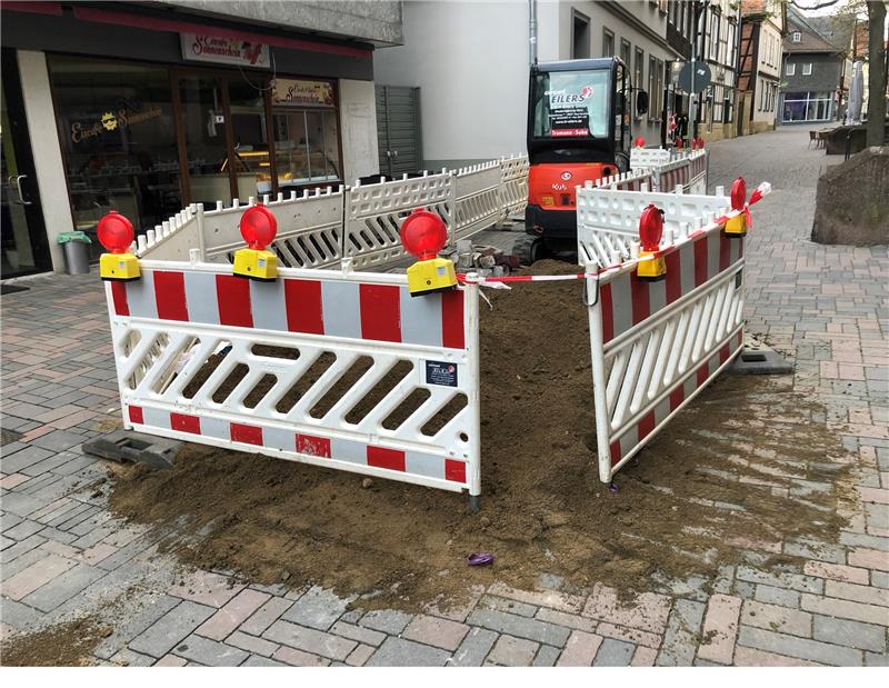 Feuerwehreinsatz in Goslar: Gasleck vor Karstadt Der Sand deckt die Baugrube vorerst ab. In der kommenden Woche soll die Gasleitung unter dem Pflaster der Bäckerstraße in der Fußgängerzone noch mal auf einem längeren Stück erneuert werden. Foto: Kleine