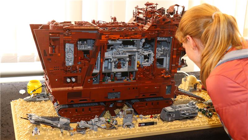 Lego-Fan-Event „Gose Bricks“ zieht viele Menschen nach Goslar Der Sandcrawler aus Star Wars wird auf den „Gose Bricks“ in einer äußerst detailreichen Eigenkreation präsentiert.
