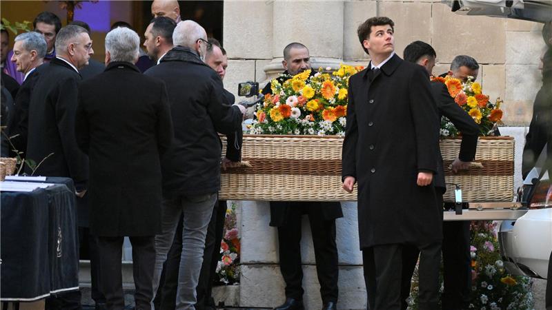 Der Sarg der Schauspielerin Brigitte Bardot wird zur Trauerfeier in die Kirche Notre-Dame de l’Assomption getragen.
