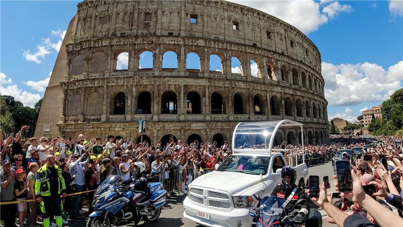 „Ciao Papa“ - Welt nimmt Abschied von Franziskus Der Sarg von Papst Franziskus wird am Kolosseum vorbei gefahren.