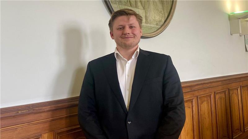 Der Satiriker Sebastian Hotz alias El Hotzo vor dem Urteilsspruch im Kammergericht Berlin.