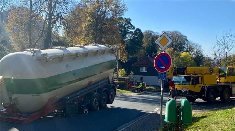 Der Sattelauflieger wird gegen weiteres Wegrollen gesichert, ein Autokran steht schon zur Bergung bereit.