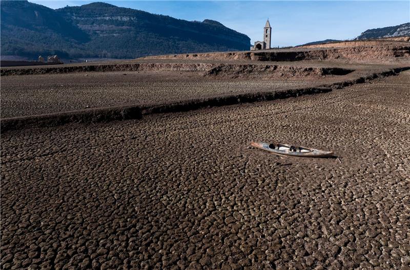 Urlaubsregion Katalonien ruft den Wassernotstand aus Der Sau-Stausee etwa 100 Kilometer nördlich von Barcelona.