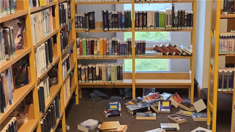 Einbruch in Stadtbibliothek: Unbekannte scheitern an Alarmanlage Der Schaden im Innenraum hält sich laut der Stadtverwaltung in Grenzen.