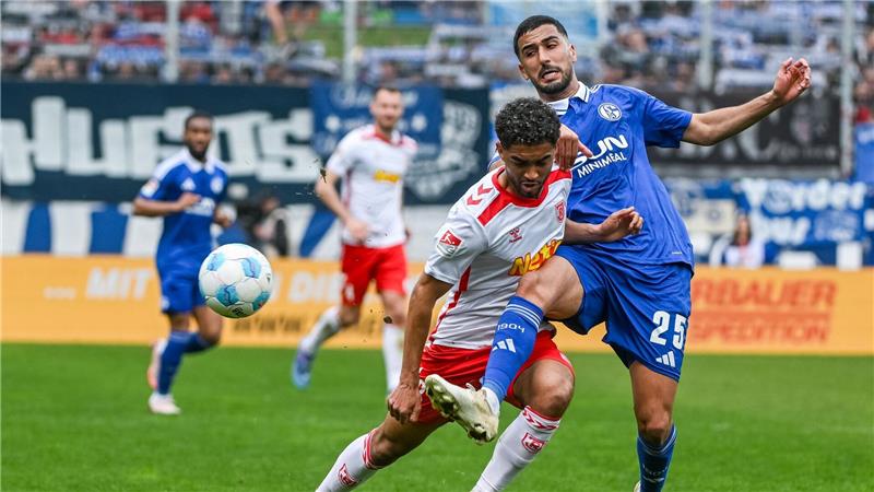 Schalker Barkok nach Fan-Beleidigung aus Kader gestrichen Der Schalker Aymen Barkok (r.) hat sich einen Social-Media-Aussetzer geleistet.