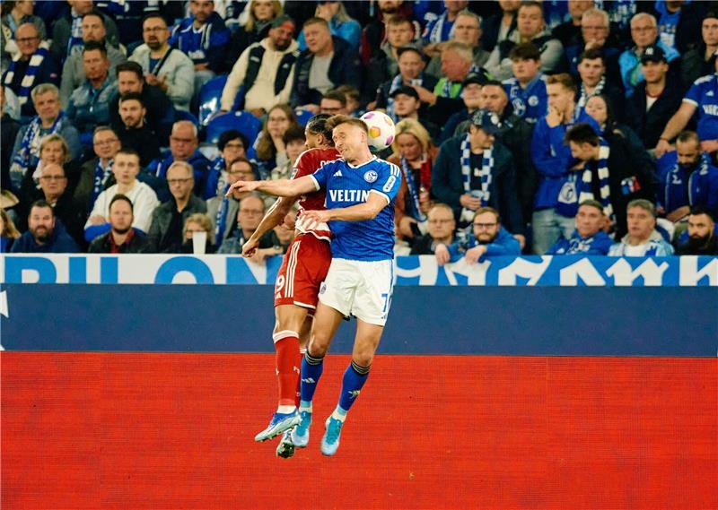 Der Schalker Paul Seguin (r) im Kopfballduell mit Düsseldorfs Emmanuel Iyoha.