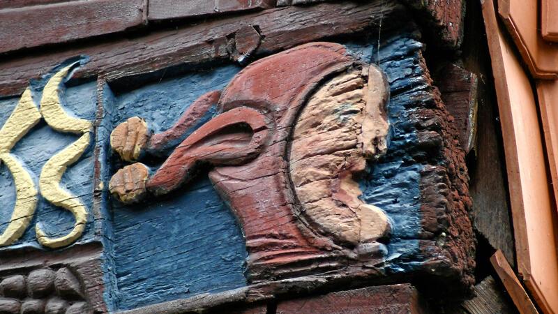 Hornburg lässt seine alten Fachwerkhäuser sprechen Der Schalkskopf an einem Balken ist ein Abwehrzeichen gegen böse Mächte.