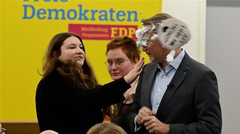 Linke-Politikerin bewirft Lindner mit Schaumtorte Der Schaum traf FDP-Chef Christian Lindner mitten ins Gesicht.