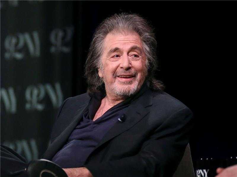 Der Schauspieler Al Pacino soll bald wieder im Baby-Glück schweben.