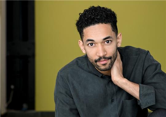 Der Schauspieler Benito Bause ist in Lüdenscheid und Hannover aufgewachsen und lebt heute in Berlin.