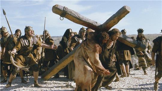 Der Schauspieler James Caviezel in einer Szene aus dem Film „Die Passion Christi“ des Regisseurs Mel Gibson, der 2004 in die Kinos kam. In dem kontrovers diskutierten Film stehen die letzten zwölf Stunden im Leben von Jesus Christus im Blickpunkt.