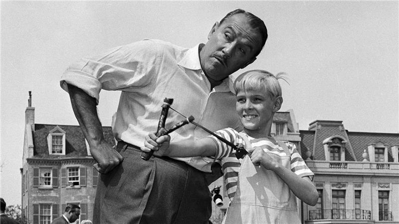 „Dennis“-Schauspieler Jay North gestorben Der Schauspieler Jay North ist tot - hier ist er als Dennis am Set in Hollywood mit einer Schleuder und dem Schauspieler Gale Gordon zu sehen. (Archivbild von 1962)