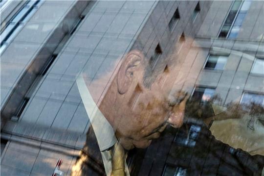 Der Schauspieler Kevin Spacey verlässt das Daniel Patrick Moynihan Gerichtsgebäude in New York. Eine US-Jury hatte den Hollywood-Star dort in einem Zivilprozess von den Vorwürfen sexueller Übergriffe freigesprochen.