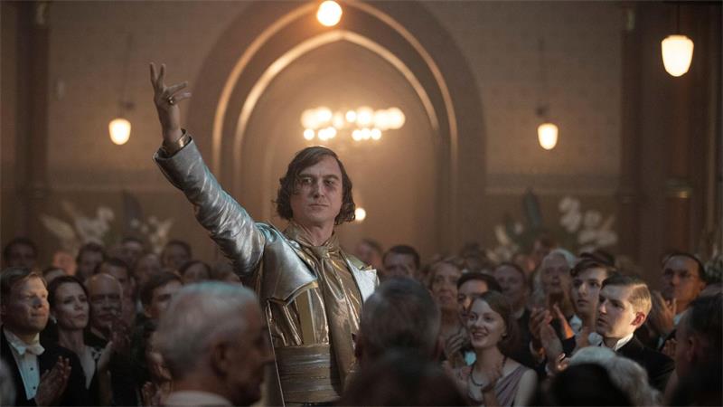 Zu Asche, zu Staub: „Babylon Berlin“ endet düster Der Schauspieler Lars Eidinger in einer Szene aus „Babylon Berlin“.