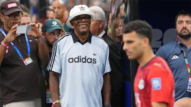 Der Schauspieler Samuel L. Jackson besucht das Spiel.