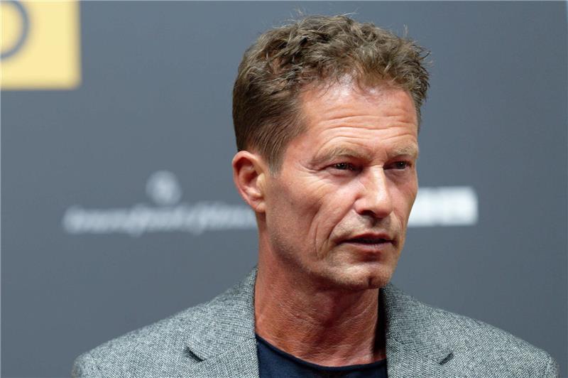 Til Schweiger: „Klimakleber sind Vollidioten” Der Schauspieler Til Schweiger kommt zur Premiere des Films «Manta Manta - Zwoter Teil». Von Klimaaktivisten, die sich auf der Straße festkleben, scheint er nicht viel zu halten.