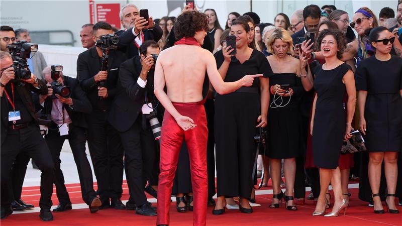 Der Schauspieler zeigte sich 2022 bei den Filmfestspielen in Venedig mit einem rückenfreien Outfit (Archivbild).