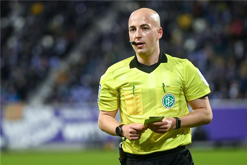 Nach Spielabbruch in Zwickau: Tatverdächtiger identifiziert Der Schiedsrichter Nicolas Winter brach das Spiel FSV Zwickau gegen Rot-Weiß Essen ab.