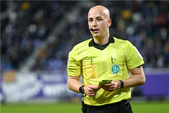 Der Schiedsrichter Nicolas Winter brach das Spiel FSV Zwickau gegen Rot-Weiß Essen ab.