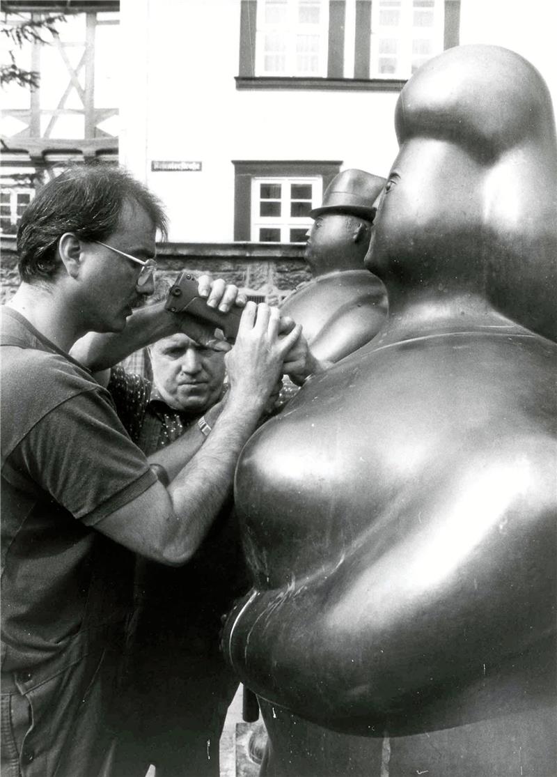 Der Schirm der Botero-Frau musste schon mehrfach repariert werden. Foto: Stadtarchiv