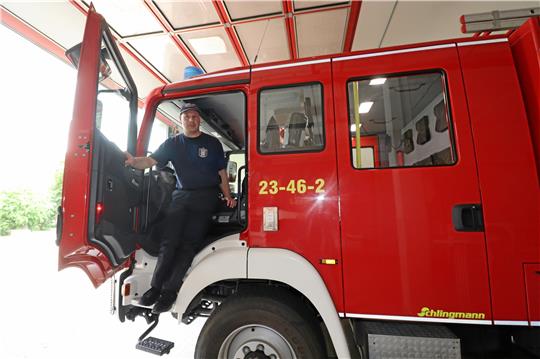 Der Schladener Ortsbrandmeister Jan Simons führt die Ratsherren durch das Feuerwehrhaus Schladen und zeigt ihnen HLF 10 und die anderen Fahrzeuge. Außerdem auch die Räume und neuen Spinde. Foto: Jambrek