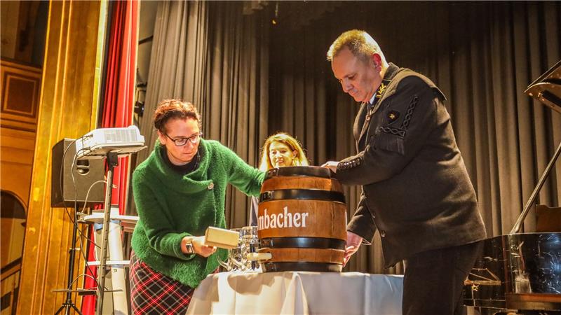 Der Schlag sitzt: TU-Präsidentin Dr. Sylvia Schattauer sticht das Fass an.