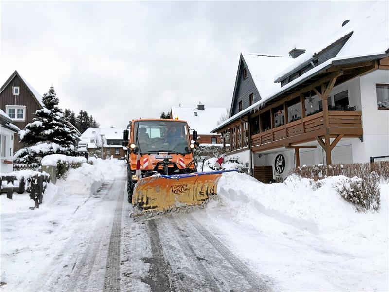 Der Schlesierweg in Braunlage ist eine der Straßen, die von sofort an breit von dem Schneepflug aufgepflügt werden. Die Anlieger müssen deshalb den Gehweg nicht räumen. Foto: Eggers