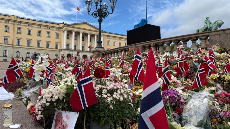 Der Schlossplatz in Oslo verwandelte sich in ein Blumenmeer. 