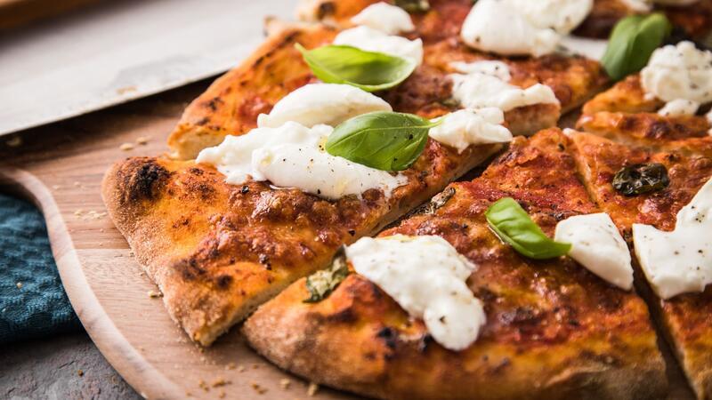Vom Kneten bis zum Backen: Neapolitanische Pizza selber machen Der Schlüssel zur perfekten Pizza liegt im Zusammenspiel von Teig, Hitze, Belag, Backzeit und Technik.
