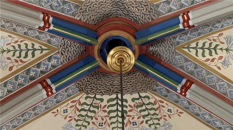 Wie dieser neue Kronleuchter die Lutherkirche verändert Der Schlusstein verschließt das Loch in der 16 Meter hohen Kuppeldecke.