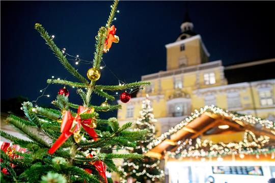 Der Schmuck am Weihnachtsbaum hat viel zu sagen – und auch das Glöckchen ganz oben am Stern.  Archivfoto: dpa