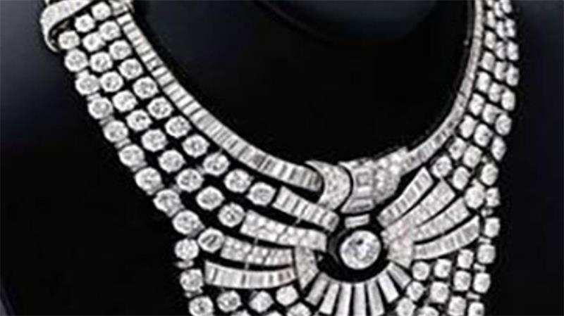 Der Schmuck besteht aus 673 Diamanten mit mehr als 200 Karat.