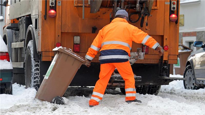 Der Schnee macht den Müllfahrzeugen zu schaffen. (Symbolbild)