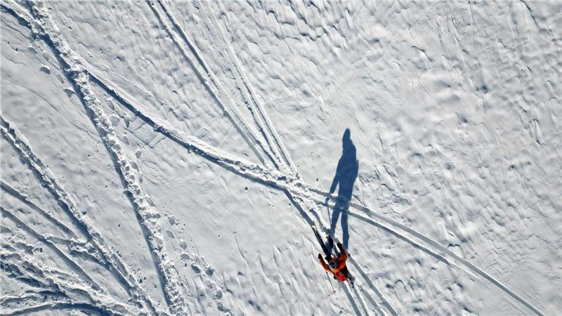 Der Schnee soll laut Deutschem Wetterdienst zunächst auch liegen blieben, die Meteorologen erwarten weitere Schneefälle.