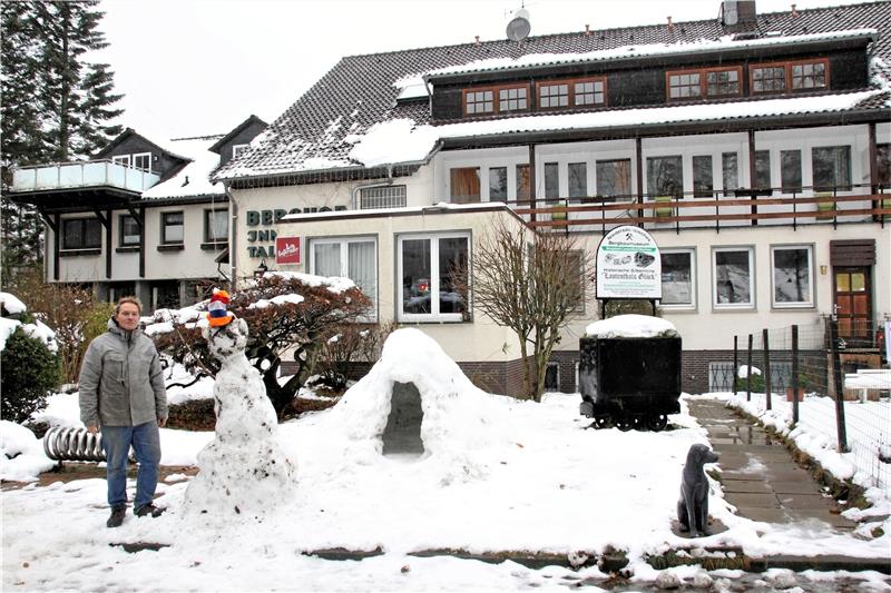 Der Schneemann vor dem Berghof am See macht eine traurige Figur. Auch für Hotelinhaber Theo Leijnse sind es derzeit triste Tage ohne Gäste.  Fotos: Neddermeier