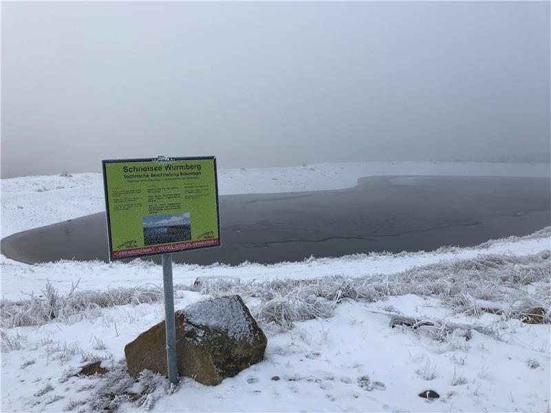 Braunlage: Wurmberg-Kiosk wird nur 50 Quadratmeter groß Der Schnei-See auf dem Wurmberg soll künftig stärker touristisch genutzt werden. Unter anderem ist geplant, einen Kiosk am Ufer zu errichten und ferngesteuerte Elektro-Boote zu vermieten. Archivfoto: Eggers