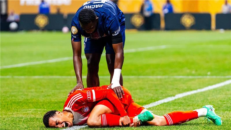 Die Super-Bayern in Paris: Ein „Kracher“ mit Vorgeschichte Der Schockmoment: Jamal Musiala liegt im Viertelfinalspiel gegen PSG bei der Club-WM in Atlanta verletzt am Boden. (Archivbild)