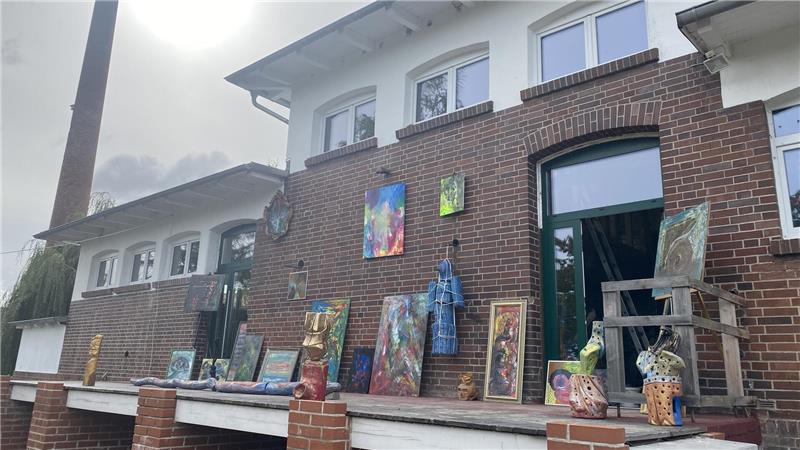Alte Molkerei in Bad Harzburg bietet Raum für Kunst aus Emotionen Der Schornstein und die Verladerampe erinnern bis heute an die Geschichte des Gebäudes.