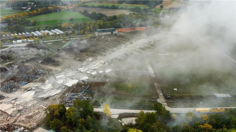 Der Schornstein vom RWE Dampfkraftwerk in Werne liegt nach der Sprengung in Trümmern.