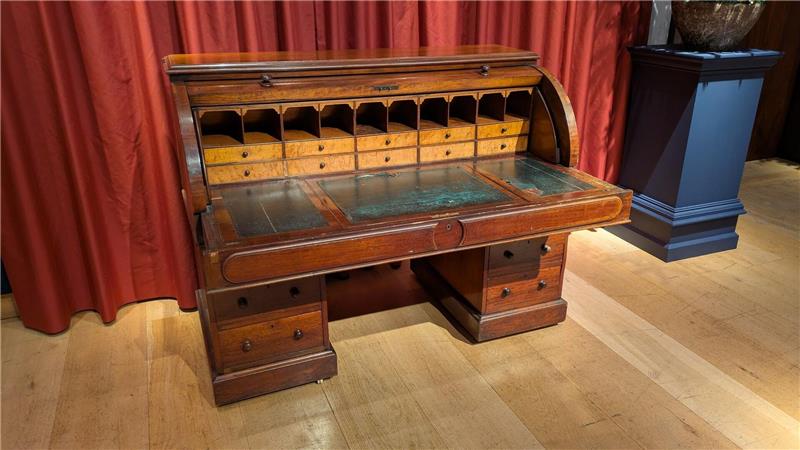 Batmans Motorrad und Tolkiens Schreibtisch versteigert Der Schreibtisch von J.R.R. Tolkien, an dem der britische Autor mutmaßlich seinen Roman „Der Herr der Ringe“ fertigstellte.