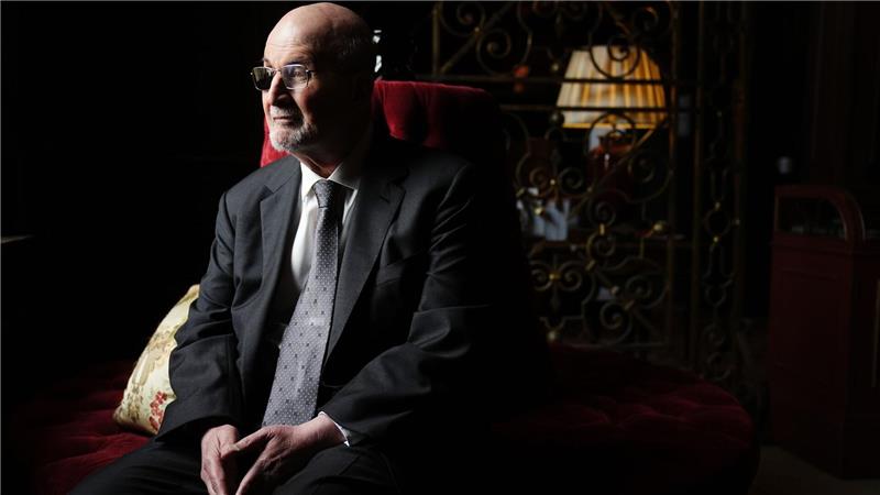 Der Schriftsteller Salman Rushdie nähert sich in seinem neuen Buch „Die elfte Stunde“ der Frage an, wie man dem eigenen Ende entgegengehen kann. (Archivfoto)