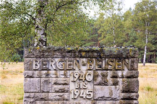 Der Schriftzug «Bergen-Belsen, 1940 bis 1945» steht auf einer Steinwand auf dem Gelände der Gedenkstätte Bergen-Belsen im Landkreis Celle.