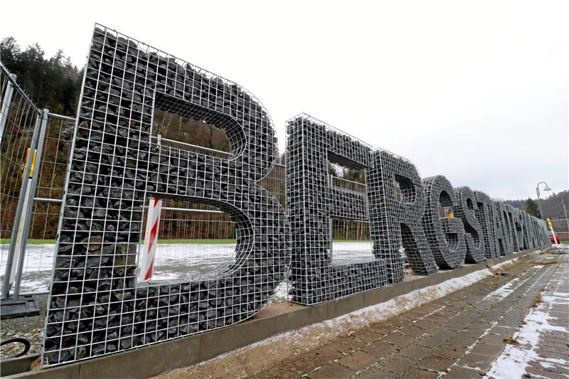Der Schriftzug „Bergstadt Lautenthal“ sollte für den Tourismusort werben, hat aber Baumängel und muss nun wieder abgebaut werden.  Fotos: Kühlewind