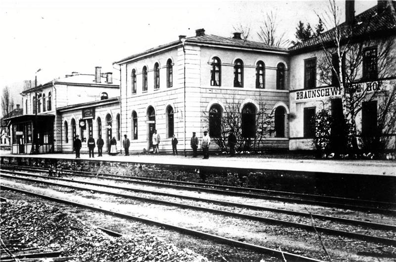 Der Schriftzug „Braunschweiger Hof“ ist zu erkennen. Nur von welchem Gebäude welchen Bahnhofs prangt er? Foto: Ahrens-Archiv